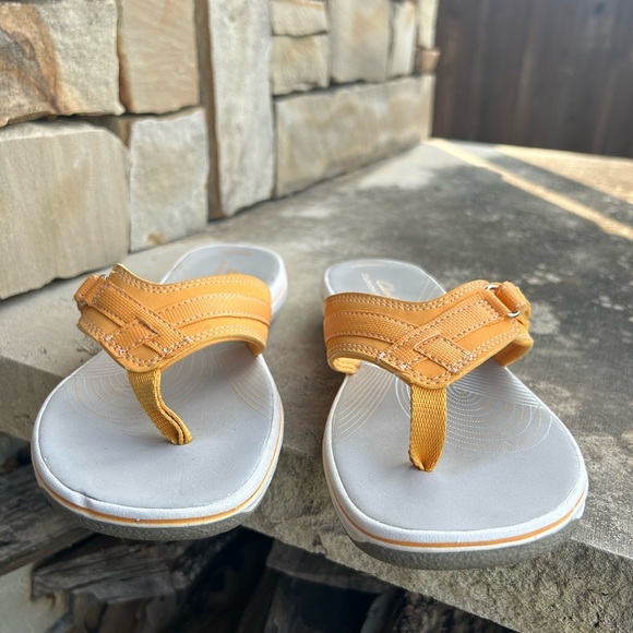 Clarks Cloud steppers Sport thong sandal in vibrant YellowFlip-Flops Sz- 8. O - Picture 10 of 12